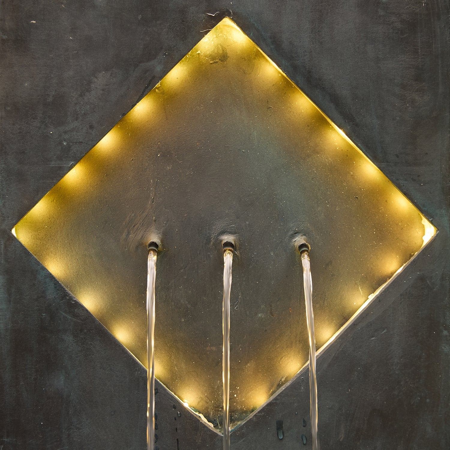 Contemporary Diamond Stream Fountain middle part