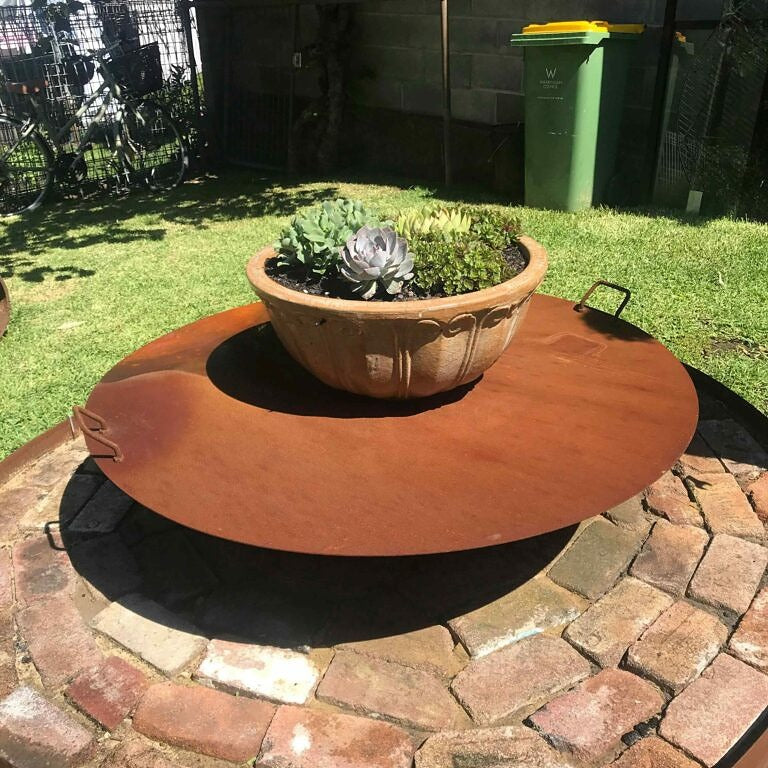 flower pot is sittibg on the lid